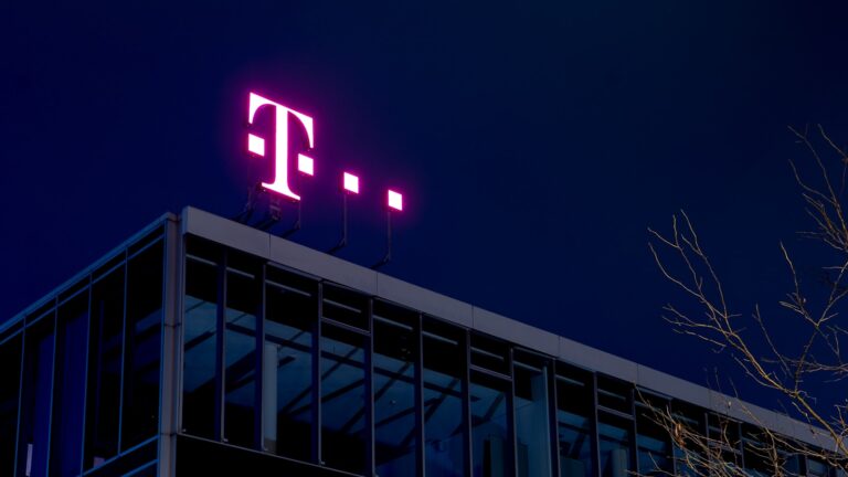 Magentafarbenes Wrack: Wie die Telekom im Datensturm untergeht